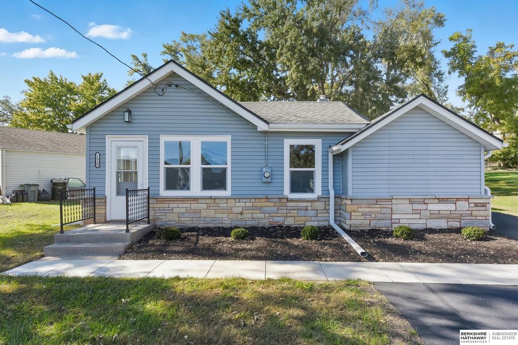 2012 Benson Gardens Boulevard, Omaha, NE 68134