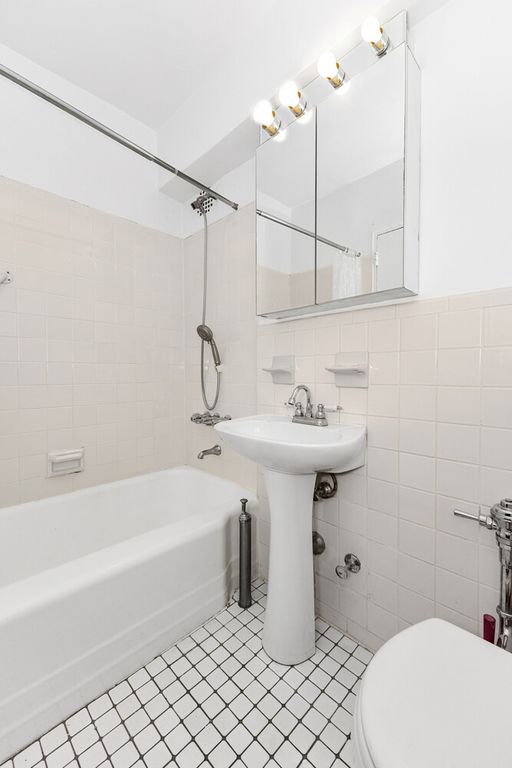 10025 Queens Blvd Apt 2B, New York City, NY 11375
