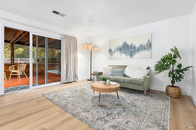 729 Brookside Dr, Vacaville, CA 95688