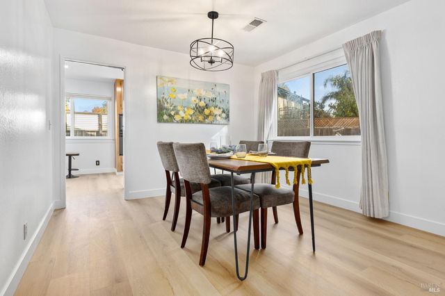 729 Brookside Dr, Vacaville, CA 95688