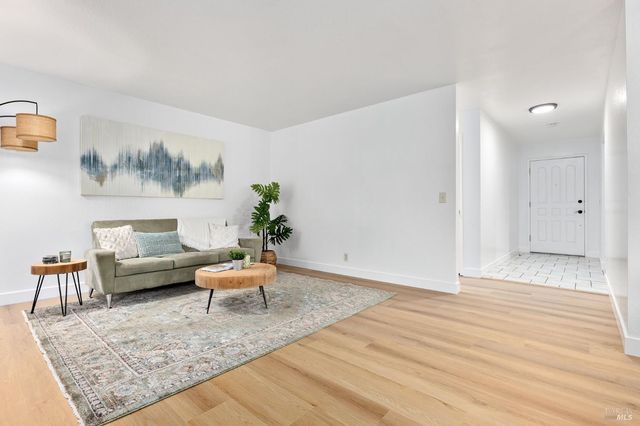 729 Brookside Dr, Vacaville, CA 95688