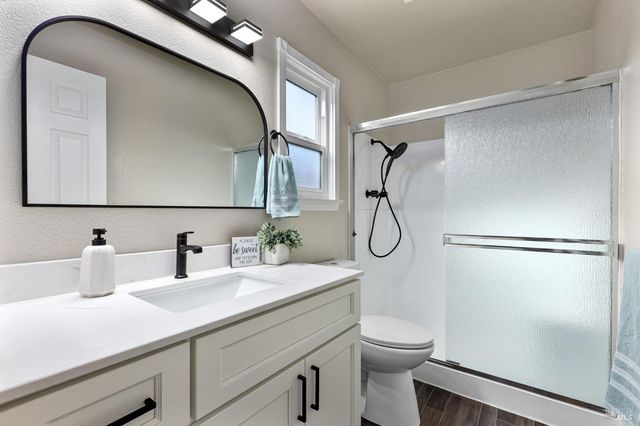 729 Brookside Dr, Vacaville, CA 95688