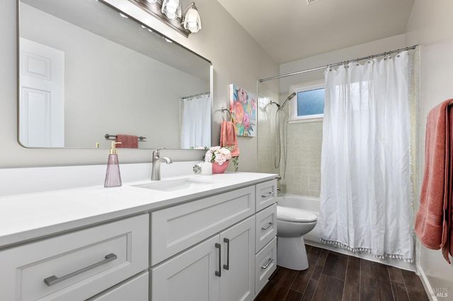 729 Brookside Dr, Vacaville, CA 95688