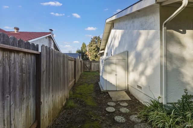 729 Brookside Dr, Vacaville, CA 95688