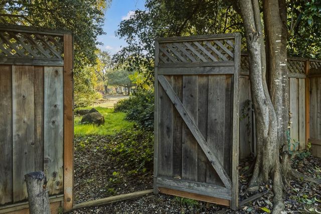 729 Brookside Dr, Vacaville, CA 95688