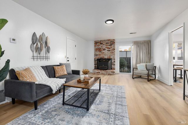 729 Brookside Dr, Vacaville, CA 95688