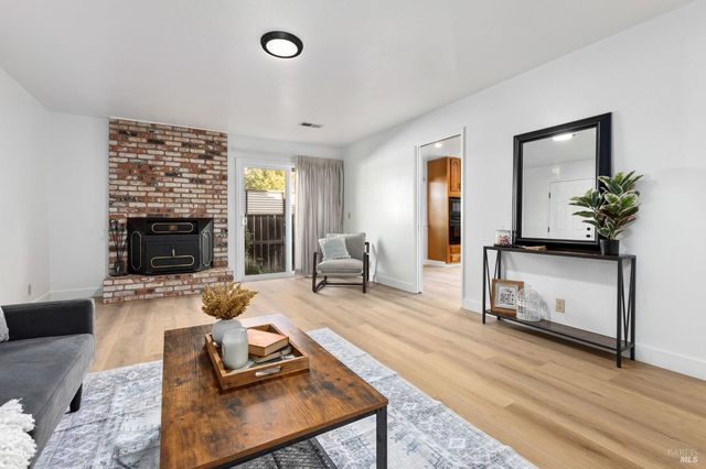 729 Brookside Dr, Vacaville, CA 95688