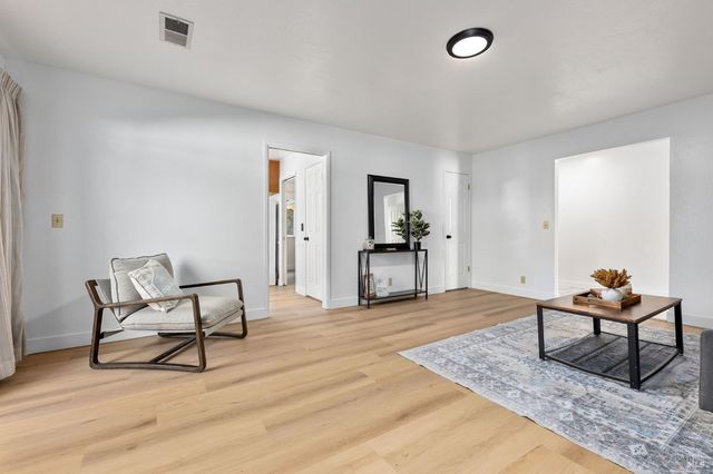 729 Brookside Dr, Vacaville, CA 95688