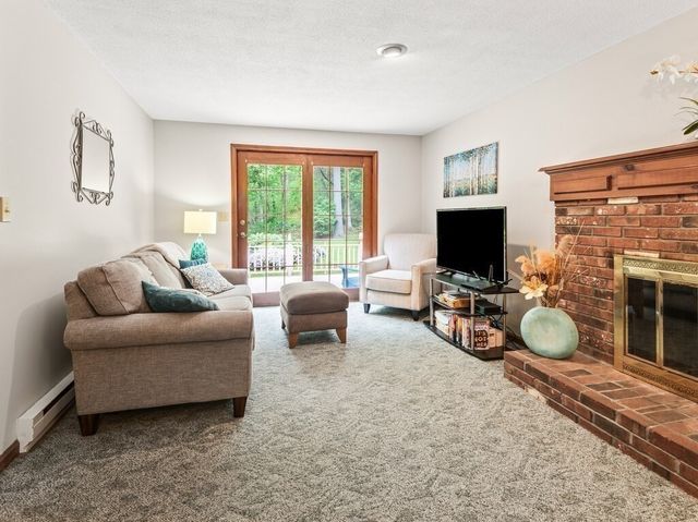 3 Oakwood Dr, Webster, MA 01570