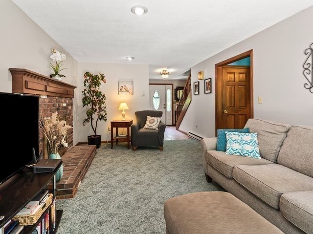 3 Oakwood Dr, Webster, MA 01570