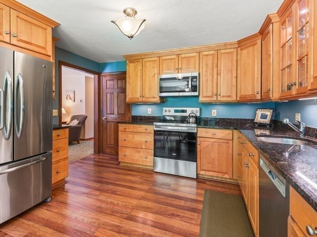 3 Oakwood Dr, Webster, MA 01570