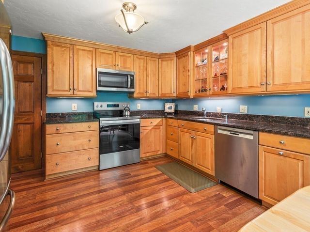 3 Oakwood Dr, Webster, MA 01570