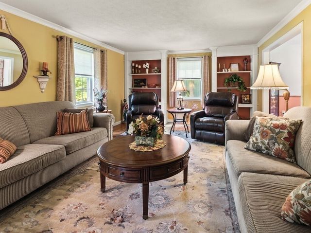 3 Oakwood Dr, Webster, MA 01570