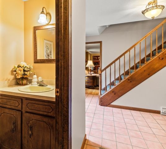 3 Oakwood Dr, Webster, MA 01570