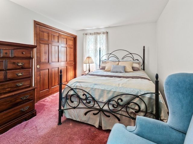 3 Oakwood Dr, Webster, MA 01570