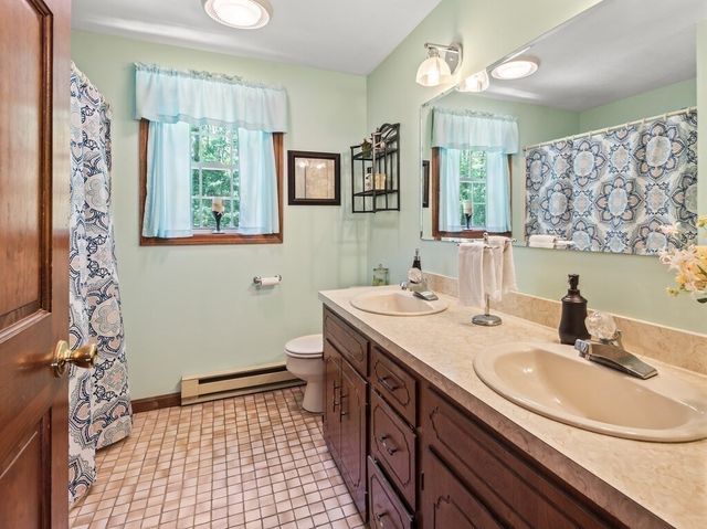 3 Oakwood Dr, Webster, MA 01570