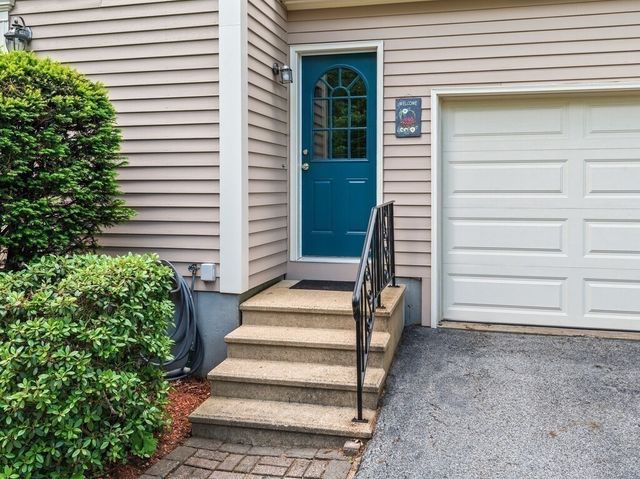 3 Oakwood Dr, Webster, MA 01570