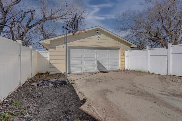 507 N College St, Winfield, KS 67156