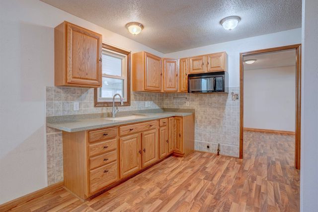 507 N College St, Winfield, KS 67156