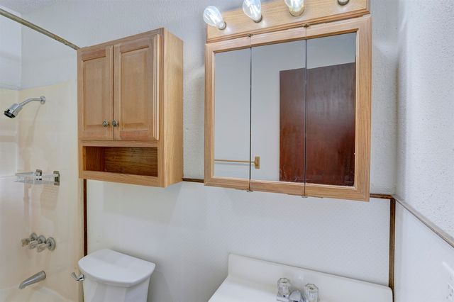 507 N College St, Winfield, KS 67156