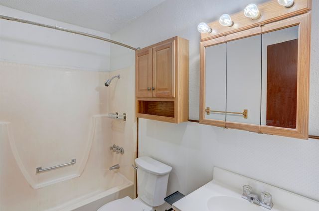 507 N College St, Winfield, KS 67156