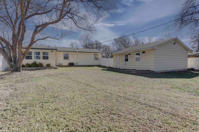 507 N College St, Winfield, KS 67156