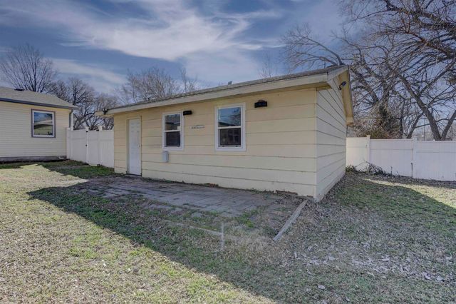 507 N College St, Winfield, KS 67156