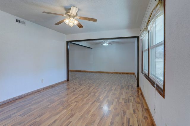 507 N College St, Winfield, KS 67156