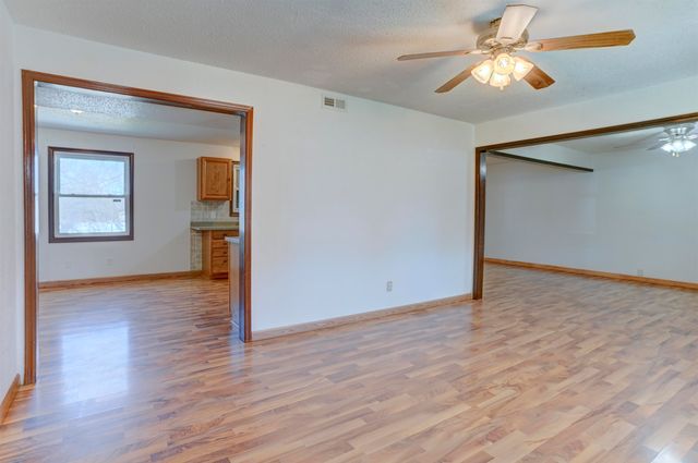 507 N College St, Winfield, KS 67156