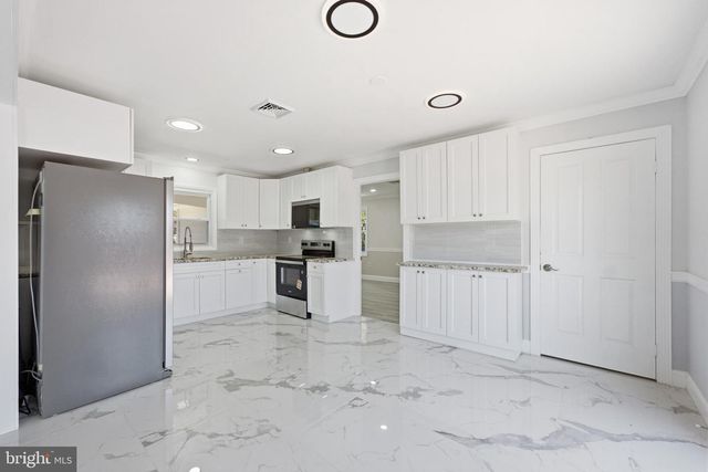 10 MIDFIELD LN, Willingboro, NJ 08046