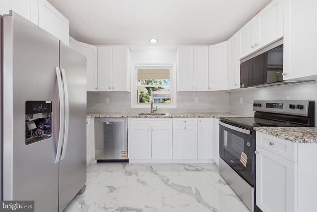 10 MIDFIELD LN, Willingboro, NJ 08046