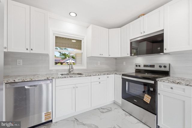 10 MIDFIELD LN, Willingboro, NJ 08046