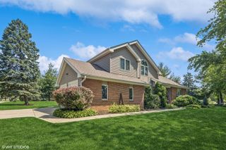 321 Blackhawk Drive, Westmont, IL 60559