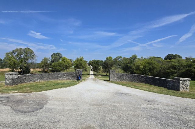 616 N James M Campbell Blvd, Columbia, TN 38401