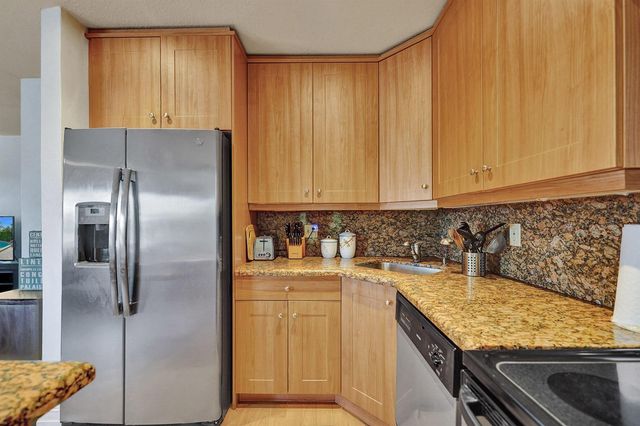 1423 HOLLY HEIGHTS Drive 12, Fort Lauderdale, FL 33304