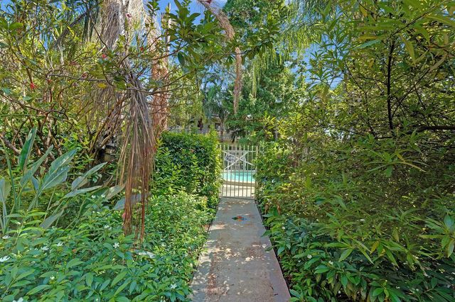 1423 HOLLY HEIGHTS Drive 12, Fort Lauderdale, FL 33304