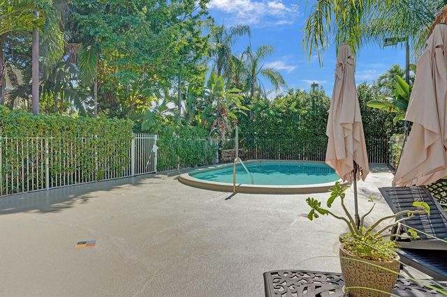 1423 HOLLY HEIGHTS Drive 12, Fort Lauderdale, FL 33304