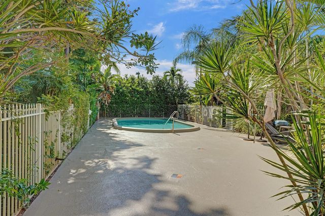 1423 HOLLY HEIGHTS Drive 12, Fort Lauderdale, FL 33304
