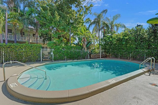 1423 HOLLY HEIGHTS Drive 12, Fort Lauderdale, FL 33304