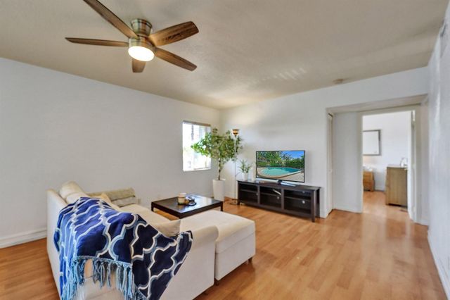 1423 HOLLY HEIGHTS Drive 12, Fort Lauderdale, FL 33304