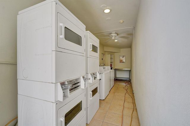 1423 HOLLY HEIGHTS Drive 12, Fort Lauderdale, FL 33304
