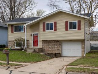 11922 S 34 Street, Bellevue, NE 68123