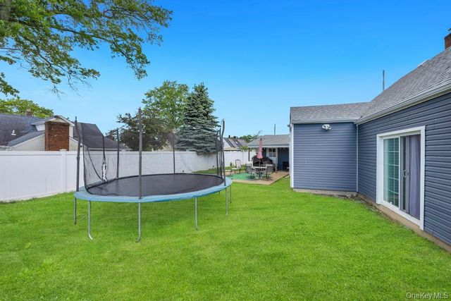 8 Lilac Lane, Levittown, NY 11756