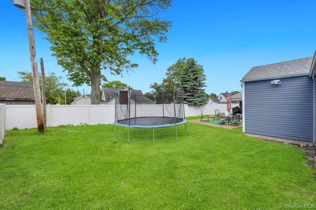 8 Lilac Lane, Levittown, NY 11756