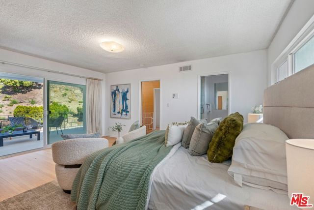 4799 Bonvue Avenue, Los Angeles, CA 90027