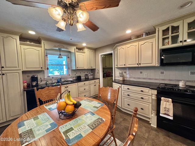 148 Hillcreek Rd, Shepherdsville, KY 40165