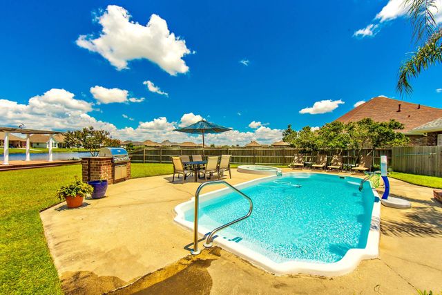 300 Ravensaide Drive, Houma, LA 70360