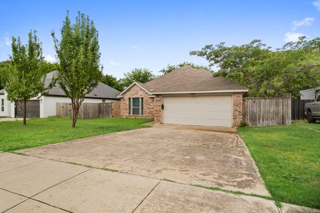 826 Tuskegee Street, Grand Prairie, TX 75051