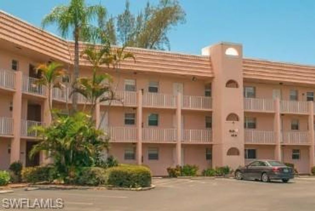 400 Forest Lakes BLVD 302, Naples, FL 34105
