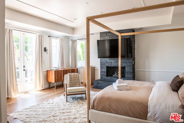 8655 Hillside Avenue, West Hollywood, CA 90069